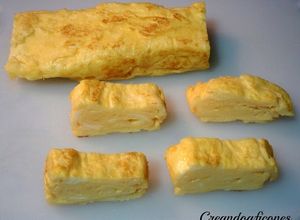 Foto principal de Tamagoyaki o tortilla japonesa enrollada
