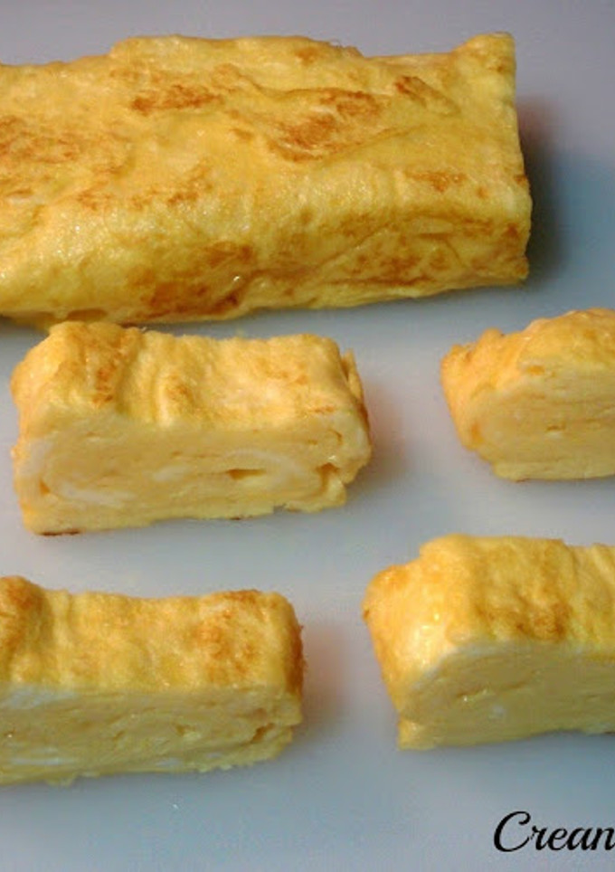 Una foto de Tamagoyaki o tortilla japonesa enrollada