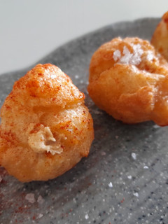 Una foto de Buñuelos salados rellenos de hummus