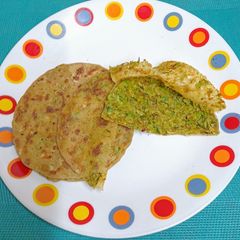 A picture of Seasonal Fresh Tuver & hara Lehsan Ka Paratha.