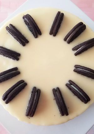 A picture of White Chocolate Oreo Cheesecake.