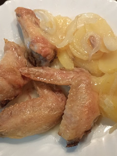 Una foto de Alitas con patatas al horno