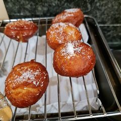 A picture of Quick Doughnuts.