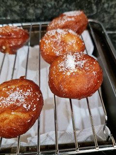 A picture of Quick Doughnuts.