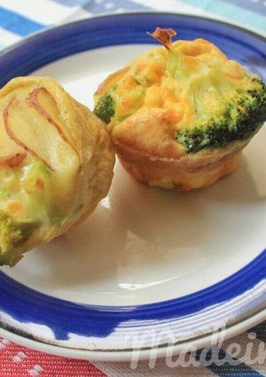 Una foto de Muffins de brócoli, papas y queso