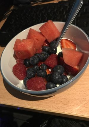 A picture of Yoghurt and Berries (simple healthy snack).