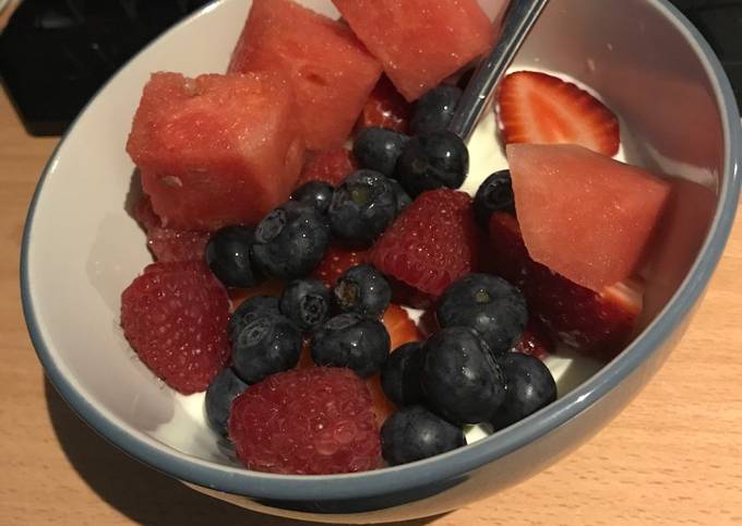 Recipe of Super Quick Homemade Yoghurt and Berries (simple healthy snack)