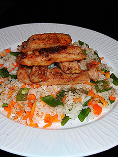 Una foto de Tiras de pechuga de pavo sobre arroz con verduras a la pimienta negra