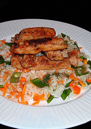 Foto principal de Tiras de pechuga de pavo sobre arroz con verduras a la pimienta negra