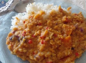 Una foto de Curry de lentejas turcas/rojas/peladas 🍛🥄 con arroz basmati !! guisito económico de otoño