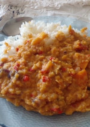 Una foto de Curry de lentejas turcas/rojas/peladas 🍛🥄 con arroz basmati !! guisito económico de otoño