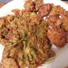 A picture of Aloo, chicken or palak kay pakoray #iftar with huma.