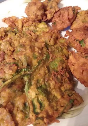 A picture of Aloo, chicken or palak kay pakoray #iftar with huma.
