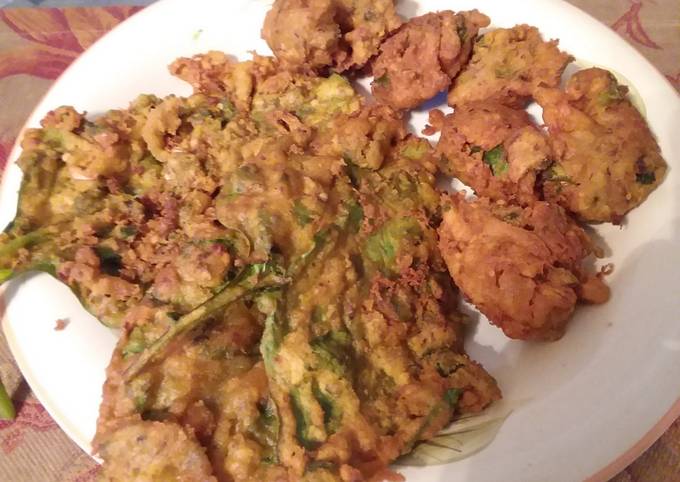 Aloo, chicken or palak kay pakoray #iftar with huma