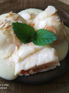 Töltött túrógombóc vanília ágyon, pirított mandulával recept fotója