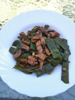 Una foto de Salteado de champiñones y judías verdes con tomate