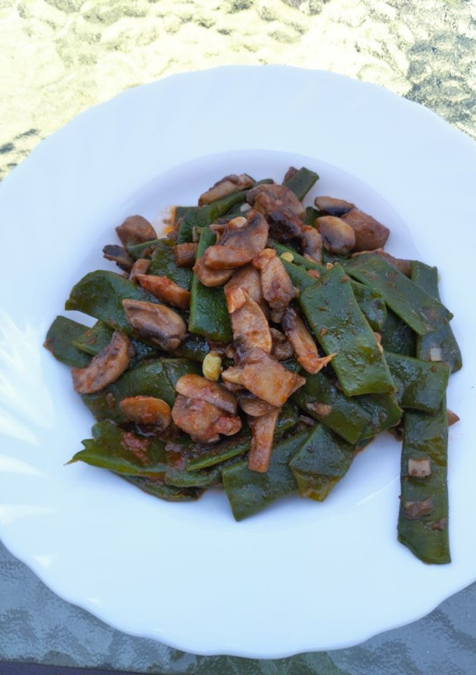 Una foto de Salteado de champiñones y judías verdes con tomate