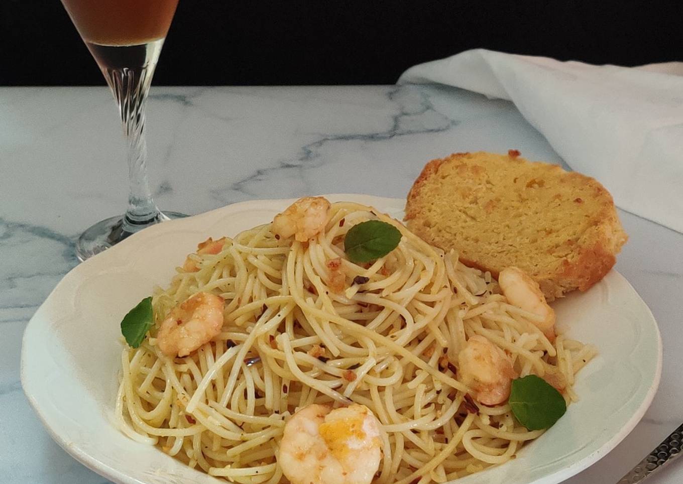 Spaghetti with garlic shrimp aglio olio e pepperonico