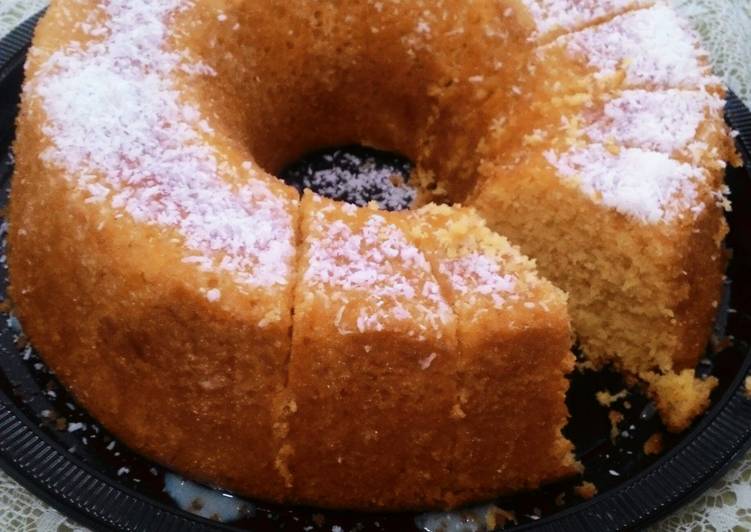 Bolo de fubá com calda de coco