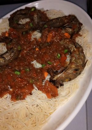 A picture of White spaghetti and sauce🍝.