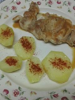 Una foto de Contramuslo de pollo a la plancha con patata al vapor