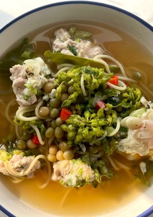 รูปของ ซุปคนป่วยโควิดวันที่สอง ซุปสปาเกตตี้ดอกขจรไก่บะช่อถั่วลันเตา🌶️🧄