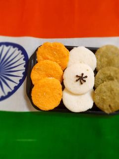 ત્રિરંગી ઈડલી (Tricolor Idli Recipe In Gujarati) રેસીપી મુખ્ય ફોટો