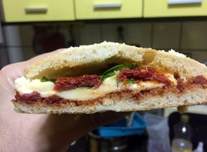 Una foto de Ciabatta caprese