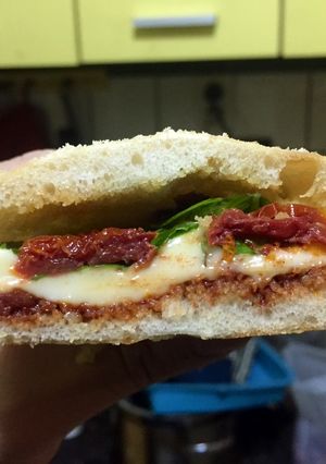 Una foto de Ciabatta caprese