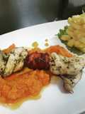 Brocheta mixta sobre poteca de ahuyama y torre de francesa