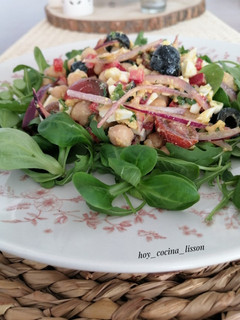 Una foto de Ensalada de garbanzos