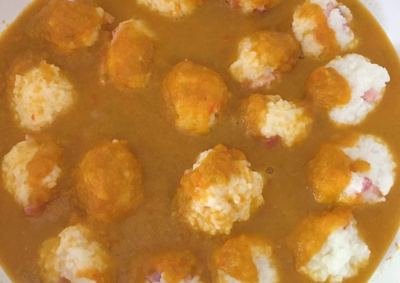 Albóndigas de arroz y bacon con salsa de verduras