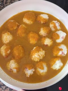 Una foto de Albóndigas de arroz y bacon con salsa de verduras