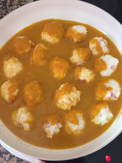 Una foto de Albóndigas de arroz y bacon con salsa de verduras
