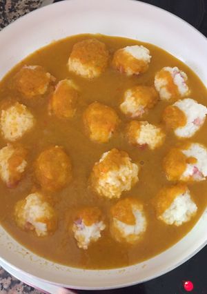 Una foto de Albóndigas de arroz y bacon con salsa de verduras