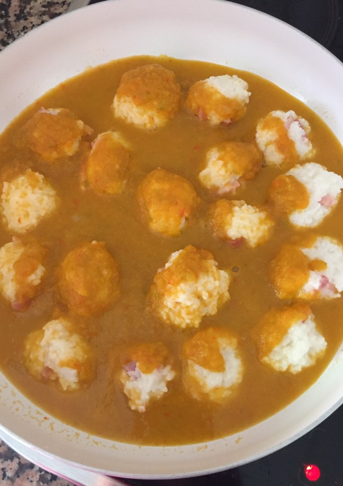 Una foto de Albóndigas de arroz y bacon con salsa de verduras