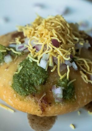A picture of Khasta Kachori.