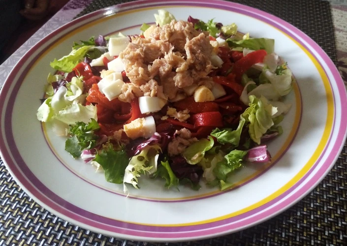Receta Ensalada de pimientos huevo y atún en 5 minutos