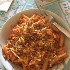 Una foto de Macarrones con queso y cebolla frita