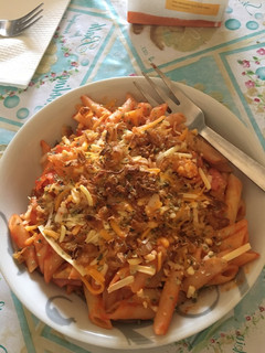Una foto de Macarrones con queso y cebolla frita