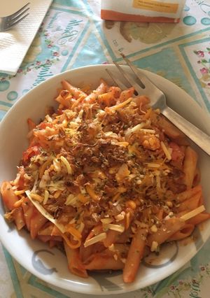 Una foto de Macarrones con queso y cebolla frita
