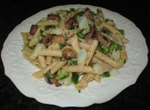 Una foto de Macarrones integrales con bacalao y champiñones