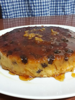 Una foto de Budín de pan, con leche condensada😋