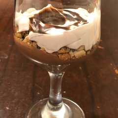 Una foto de Mousse de chocolate con crema y crocante