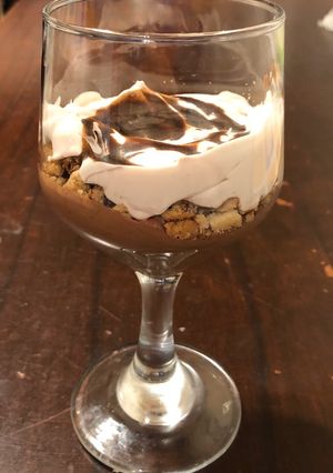 Una foto de Mousse de chocolate con crema y crocante