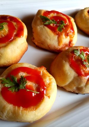A picture of Easy pizza Buns.