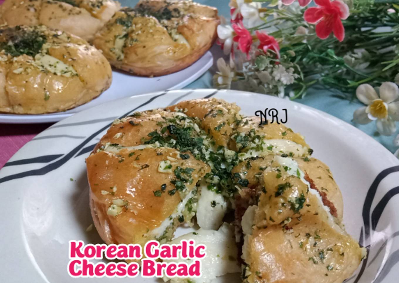 Korean Garlic Cheese Bread