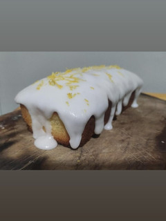 Una foto de Budín de limón con glasé de limón