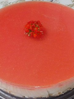 Una foto de Tarta de queso con gelatina de fresa