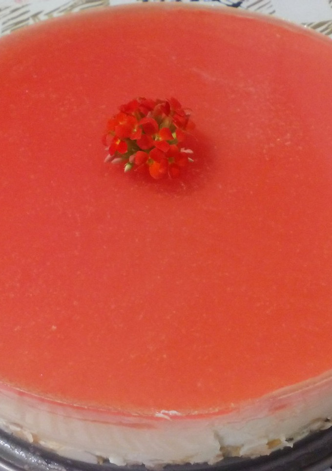 Una foto de Tarta de queso con gelatina de fresa